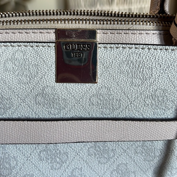 Guess hand bag with strap, soft pink and white with guess logo - Picture 2 of 2